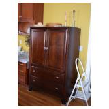 Cabinet/Armoire
