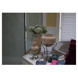 vase w/stands, towels