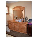 Broyhill Dresser w Mirror