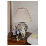Table lamp, vases