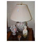 Table lamp, vases