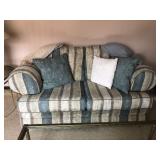 Loveseat, Pillows