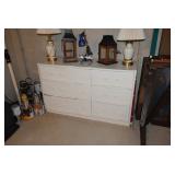 Dresser, Lamps