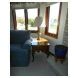 Thomasville end table and lamp
