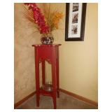 accent table and plant