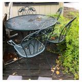 Quality Woodard "Grapes" Outdoor Mesh Metal Dining Set. Table and 4 chairs.