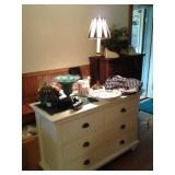 VERA BRADLEY LARGE TRAVEL BAG, NEW CAMCORDER, CANDLES, KNICK KNACKS, BIRDHOUSES, SEVERAL UNIQUE LAMP