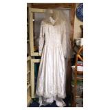 Beautiful Sz. 8 Wedding Dress w/ Veil