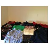 Lot D 13 pcs coats, sweaters, sweatshirts