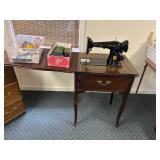 ANTIQUE SINGER SEWING MACHINE IN CABINET