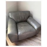 OVERSIZED SWIVEL LEATHER CHAIR