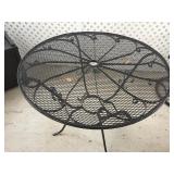 Round patio table