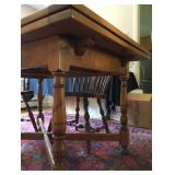 Kitchen table w/  Extendable Breadboard Ends