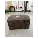 antique trunik