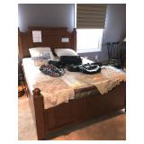 Broyhill "Attic Heirloom" 5 pc Queen Bedroom Set    Brand New Tempur Pedic Mattress