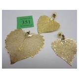GOLD TONE LEAF PENANT AND EARRING SETPhoto Description