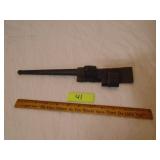 Bolt style bayonet