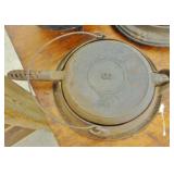 CAST IRON WAFFLE IRON