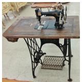 VINTAGE SEWING MACHINE