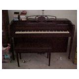 UPRIGHT SPINNET PIANO W BENCH