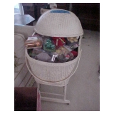 WHITE WICKER BASINETT