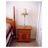 NIGHT STAND W LAMP