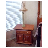 NIGHT STAND W LAMP