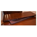 THE TABLE HAS 2 EXTENSION LEAFS