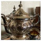 CLOSEUP OF THE CHANTILLY PATTERN