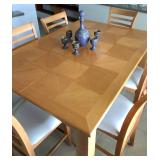 CLOSER VIEW OF THE TABLE TOP