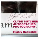 CLOSEUP OF AUTOGRAPH ON PHOTO