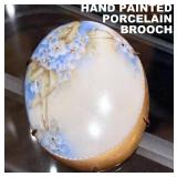NICE HANDPAINTED PORCELAIN BROOCH PIN.