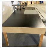 FRONT VIEW OF THE SAW WITH EXTENDED TABLE