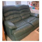 BROYHILL LOVE SEAT. (IT