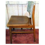 SIDE VIEW, SAME CHAIR
