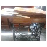 ANTIQUE Singer Sewing TREDLE Machine in good condition 29x34x18 SN# G0580092 ( JUNE 22, 1910)