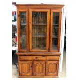 Lenoir House by Broyhill China Cabinet, Illuminated Hutch Powers On, With 1 Door And 2 Glass Shelves