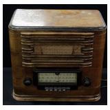 Vintage Sears Silvertone Radio, Powers On