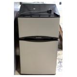 Frigidaire 3.1 Cu Ft Freestanding Mini Fridge Freezer Compartment (2.2 Cu Ft Refrigerator, 0.9 Cu Ft