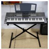Yamaha YPT-400 66-Key Keyboard With Stand