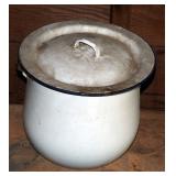 Granite Chamber Pot With Lid, Granite Enamel Ware, 9" x 10" Round