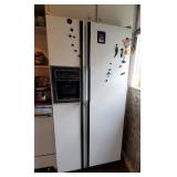 General Electric Side By Side, 19.6 Cu Ft Refrigerator/ Freezer With Ice In The Door, 68" x 31" x 31