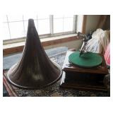 Antique Victor Talking Machine Company VICV Phonograph With 21" Wood Horn