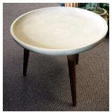 Peg Leg Accent Table With Concave Top, 18.5" x 24" Round