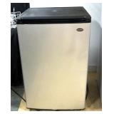 Sanyo Mini-Fridge Model SR-4910M, 4-8/9 Cu Ft, Powers On