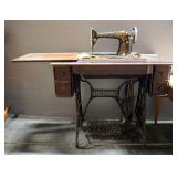 Antique Singer Sewing Machine, Dated 1910 Based On SN#, In Singer Treadle Operated Table, Partial Ma