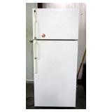 Hotpoint GE 18 CF Refrigerator/Freezer Model HTS18GCSARWW, Powers On