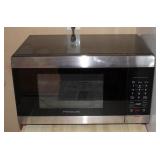 Frigidaire 1100 Watt Microwave Oven, Like New, Includes Instruction Manual