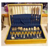 1847 Rogers Bros 50 Piece Stainless Daffodil Flatware Set In Felt-lined Wood Case