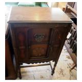 1920s Neutrdyne Apex Radio, 43" x 25" x 16